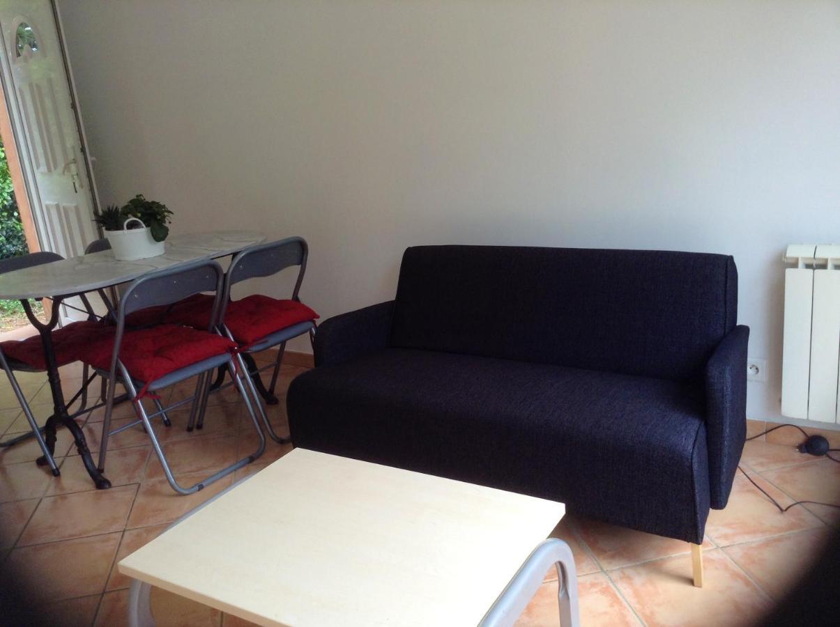 Charmant Appartement A Le Muy Avec Terrasse Et Jardin ภายนอก รูปภาพ